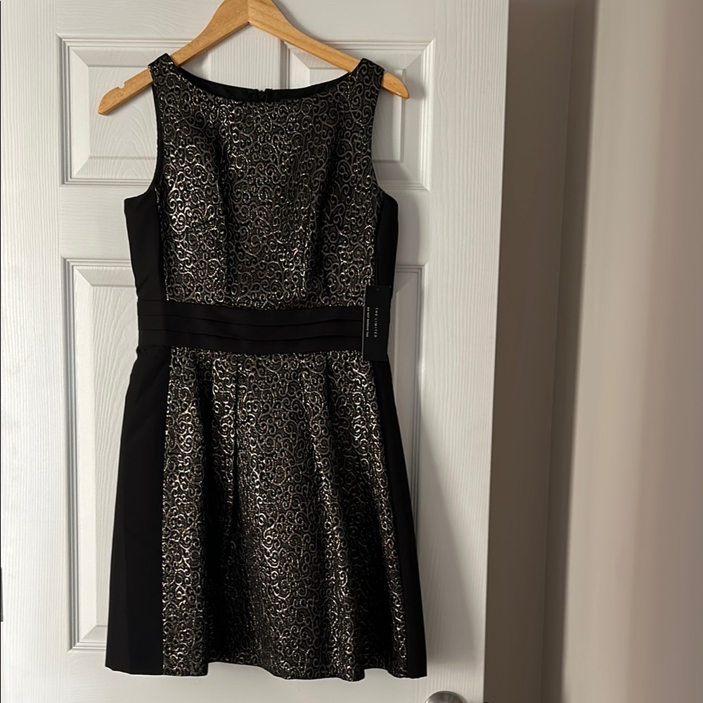 Elegant Black and Gold Sleeveless Dress